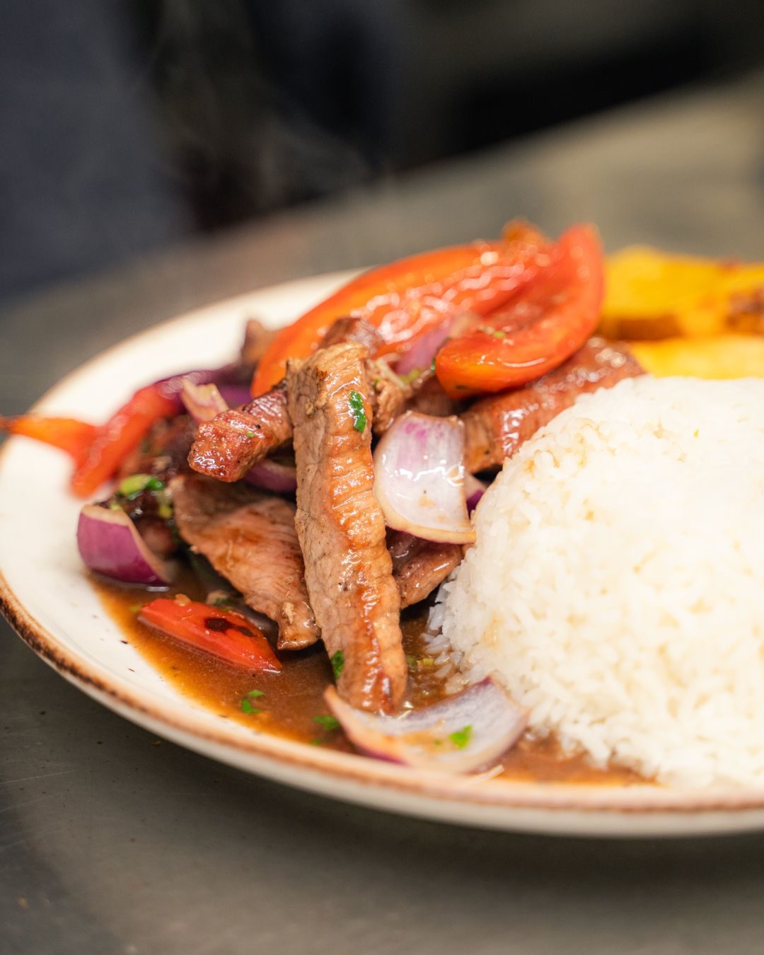 Lomo saltado de Cumpanama Bailén